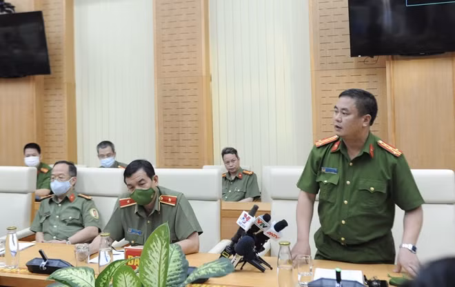 Đại tá Phạm Công Nguyên thông tin tại họp báo.