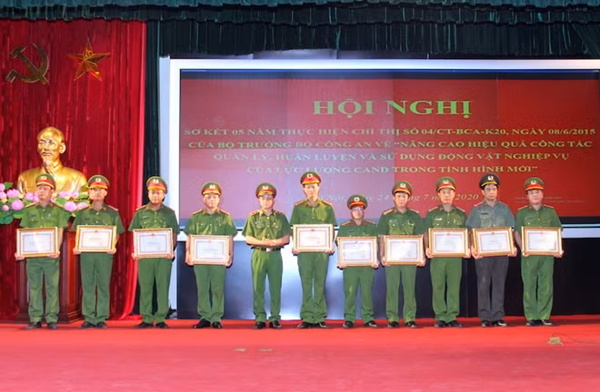 Trung tướng Phạm Quốc Cương tặng Giấy khen cho đại diện các tập thể có thành tích xuất sắc.