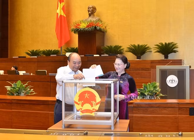 Chủ tịch Quốc hội Nguyễn Thị Kim Ngân và Thủ tướng Chính phủ Nguyễn Xuân Phúc bỏ phiếu phê chuẩn danh sách Phó Chủ tịch và Ủy viên Hội đồng bầu cử quốc gia; bầu Ủy viên UBTVQH (ngày 12/6/2020).