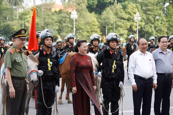 Lãnh đạo Đảng, Nhà nước chụp ảnh lưu niệm với Đoàn CSCĐ Kỵ binh.