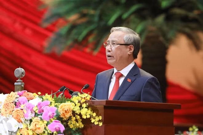 Thường trực Ban Bí thư Trần Quốc Vượng trình bày báo cáo kiểm điểm của Ban Chấp hành Trung ương khóa XII.