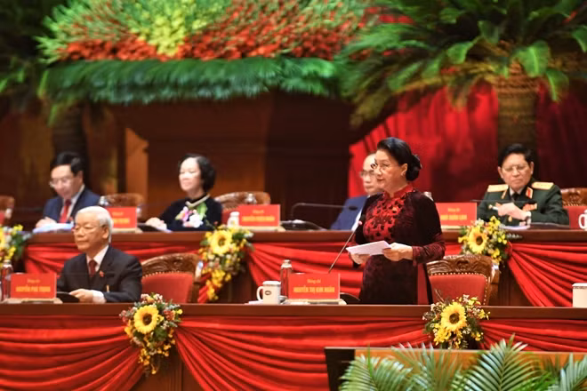 Chủ tịch Quốc hội Nguyễn Thị Kim Ngân điều hành chương trình khai mạc đại hội.
