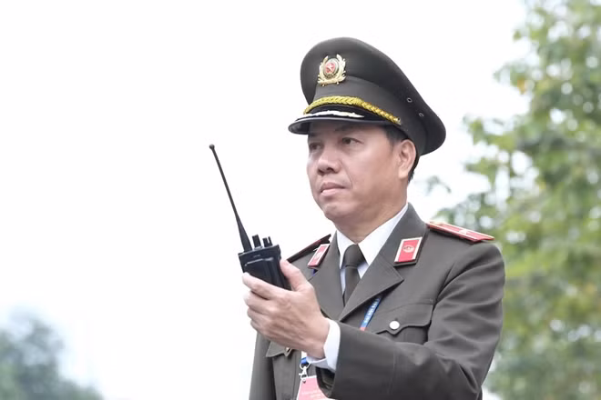 Thiếu tướng Nguyễn Thế Bình kiểm tra thiết bị bộ đàm liên lạc tại Trung tâm Hội nghị Quốc gia, sáng 31/1.