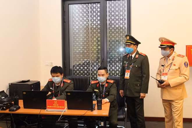 Thiếu tướng Nguyễn Thế Bình, Thiếu tướng Trần Quốc Trung kiểm tra công tác ứng trực xử lý thông tin tại nơi tổ chức đại hội.