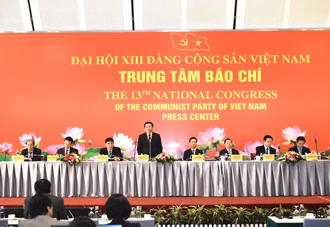 Giám đốc Học viện Chính trị Quốc gia Hồ Chí Minh trả lời tại họp báo.