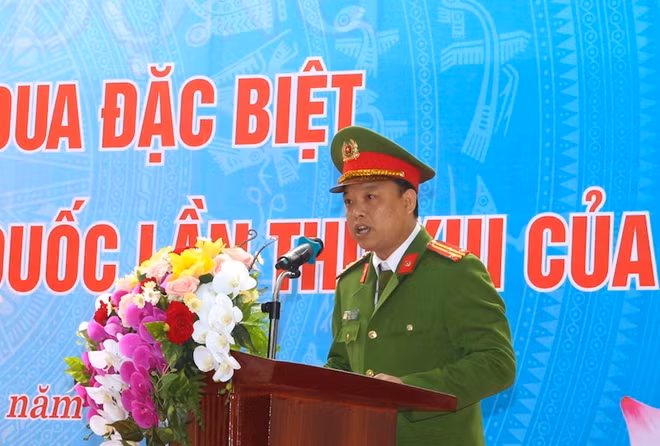 Thượng tá Phan Đăng Hùng phát động thi đua tại buổi lễ.