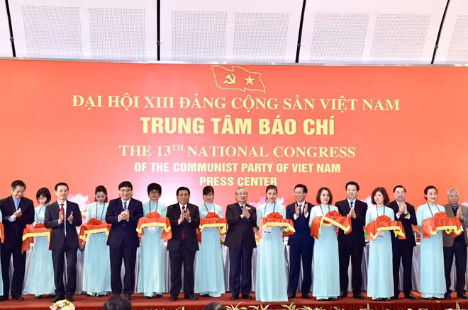 Thường trực Ban Bí thư Trần Quốc Vượng, Trưởng Ban Tuyên giáo Trung ương Võ Văn Thưởng, Giám đốc Học viện Chính trị Quốc gia Hồ Chí Minh Nguyễn Xuân Thắng và các đại biểu cắt băng khai trương Trung tâm Báo chí Đại hội XIII của Đảng.