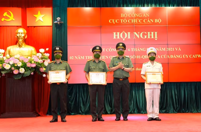 Trung tướng Tô Ân Xô trao danh hiệu "Chiến sỹ thi đua toàn lực lượng CAND" tặng các cá nhân thuộc Cục Tổ chức cán bộ.