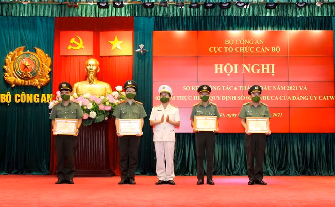 Đại tá Phạm Quang Tuyển trao Bằng khen của Bộ trưởng Bộ Công an tặng 4 tập thể, cá nhân.