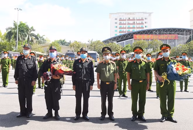 Thứ trưởng Nguyễn Văn Sơn với các đại biểu tham dự buổi lễ.