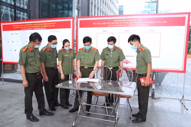 Thiếu tướng Hoàng Đức Lừng, Cục trưởng Cục Tổ chức cán bộ, Tổ trưởng Tổ bầu cử cơ quan Bộ kiểm tra sổ ghi ý kiến góp ý của cử tri tại nơi niêm yết danh sách cử tri.