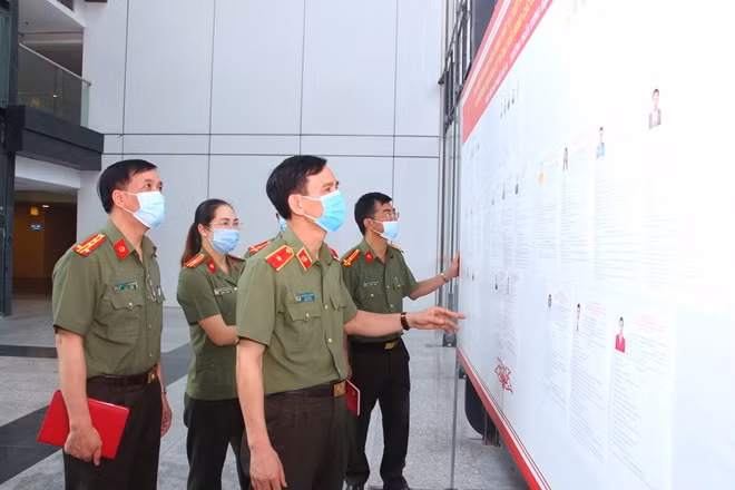 Thiếu tướng Hoàng Đức Lừng, Cục trưởng Cục Tổ chức cán bộ, Tổ trưởng Tổ bầu cử cơ quan Bộ kiểm tra công tác niêm yết tiểu sử những người ứng cử tại trụ sở Bộ Công an.
