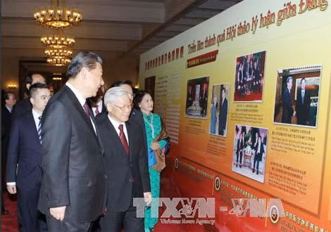 Tổng Bí thư, Chủ tịch nước Trung Quốc Tập Cận Bình và Tổng Bí thư Nguyễn Phú Trọng tham quan Triển lãm Thành quả Hội thảo lý luận giữa Đảng Cộng sản Trung Quốc và Đảng Cộng sản Việt Nam. Ảnh TTXVN.