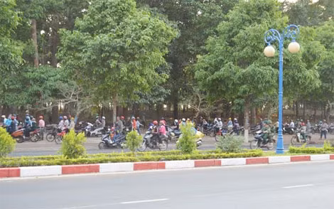 Vụ việc đã khiến hàng trăm người dân hiếu kỳ kéo đến xem. Vụ việc đã khiến hàng trăm người dân hiếu kỳ kéo đến xem.
