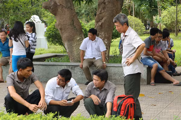 Tâm trạng căng thẳng, mệt mỏi của các thi sinh, phụ huynh khi đợi rút hồ sơ.