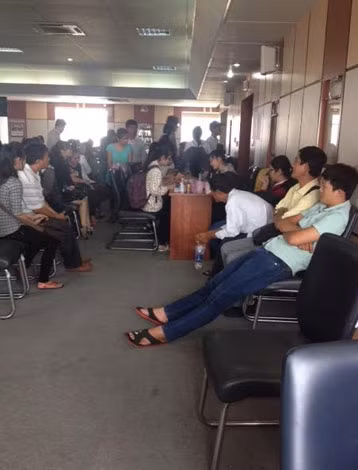 Thí sinh và phụ huynh đợi chờ tới tận chiều ngày 20/8 tại ĐH Luật TP Hồ Chí Minh.
