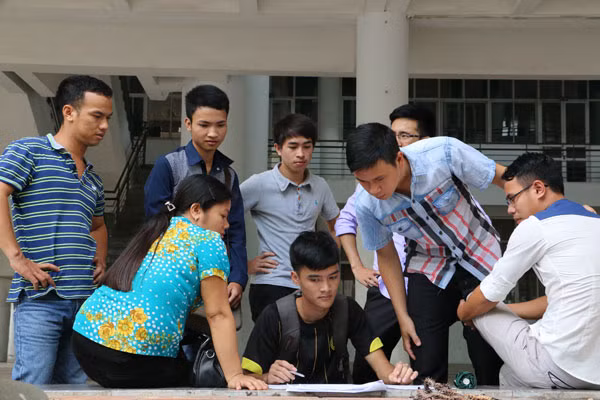 Trao đổi với người thân để đưa ra quyết định cuối cùng.