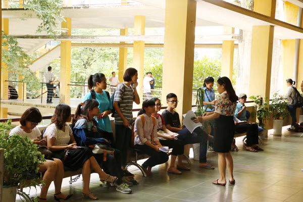 Tại Đại học Bách khoa, thí sinh đợi gọi tên mình theo thứ tự để vào rút hồ sơ.