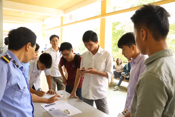 Khá nhiều thí sinh không đủ điểm đã đến rút hồ sơ.