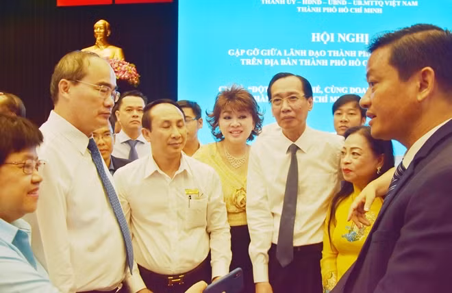 Bí thư Nguyễn Thiện Nhân trao đổi với các đại biểu bên lề hội nghị.