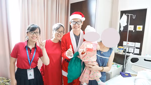 Ông già Noel CIH ghé thăm và tặng quà cho bé V. trong ngày giáng sinh 24-12. Ông già Noel CIH ghé thăm và tặng quà cho bé V. trong ngày giáng sinh 24-12.