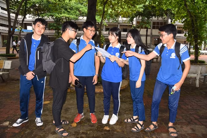 Thí sinh THPT Võ Trường Toản Q.12 phấn khởi sau khi kết thúc giờ thi Anh Văn chiều 26/6.