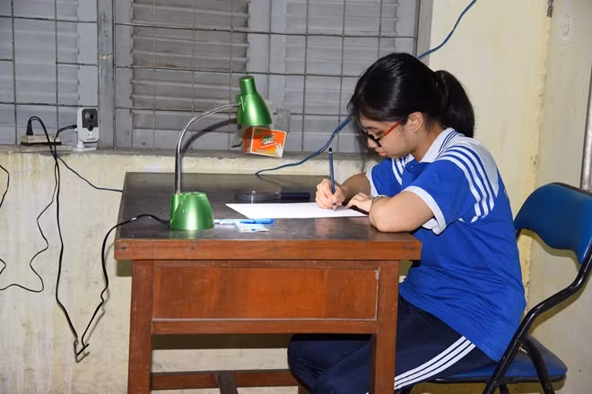 Thí sinh Yến Nhi được xếp thi phòng riêng, có máy camera, có kính lúp hỗ trợ.
