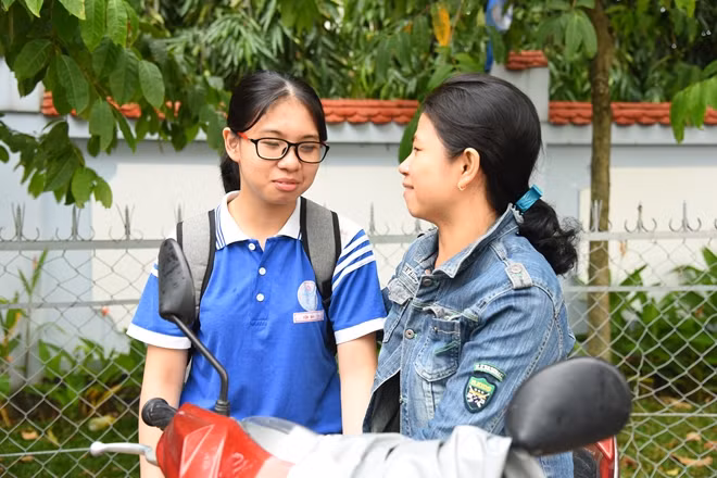 Thí sinh Yến Nhi và mẹ đón nhau sau giờ thi.