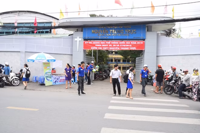 Những thí sinh đầu tiên kết thúc môn Tổ hợp KHTN (điểm thi THPT Nguyễn Trung Trực Gò Vấp sau giờ thi sáng 26/6).