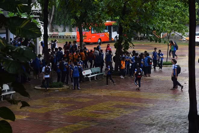 Cơn mưa lớn bất ngờ ập đến tại điểm thi THPT Võ Trường Toản quận 12 ngay khi thí sinh vừa ra khỏi phòng thi Anh Văn
