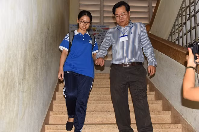 Thầy Phước Thạnh- Phó Hiệu trưởng trực tiếp dắt tay thí sinh Yến Nhi xuống sau giờ thi Anh Văn.