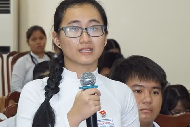 Học sinh Phạm Song Toàn rơi lệ khi nói ra sự thật suốt 3 tháng cả lớp chứng kiến cô giáo Châu im lặng.