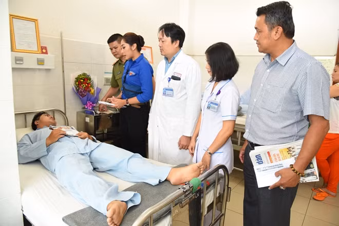 Đoàn tới thăm và động viên tinh thần hai hiệp sĩ Đinh Phú Quý và Nguyễn Đức Huy tại BV Thống Nhất.