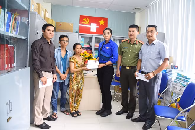 Thiếu tá Nguyễn Văn Bình-Phó Trưởng CQĐD -Báo CAND tại TP HCM, cùng các Mạnh Thường quân thăm hỏi gia đình hiệp sĩ Trần Văn Hoàng sáng 17-5.