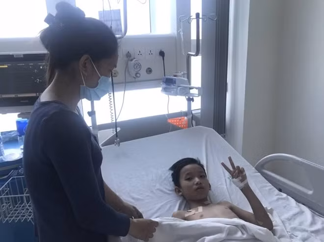 Bé trai 9 tuổi đã tỉnh táo hoàn toàn, các chức năng cơ thể dần trở lại bình thường.