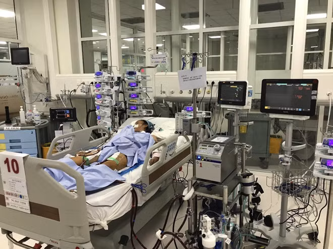 Hai bệnh Nhi với bệnh cảnh rất nguy kịch được chỉ định chạy máy ECMO