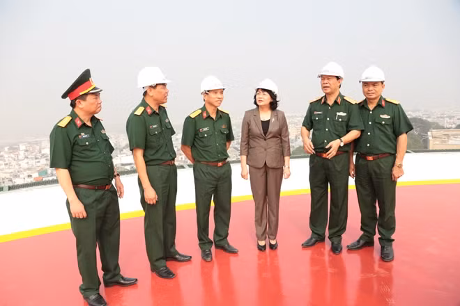 Phó chủ tịch nước Đặng Thị Ngọc Thịnh tham quan bãi đáp trực thăng của Công trình BV Chấn thương chỉnh hình 175 do Tổng công ty 319 (Bộ Quốc phòng) thi công.