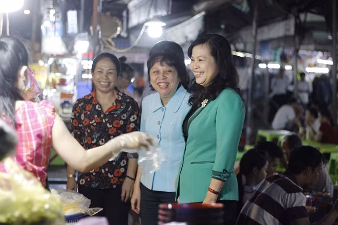 Đoàn công tác của Ban Quản lý an toàn thực phẩm thăm hỏi tiểu thương tại chợ Phạm Văn Hai.