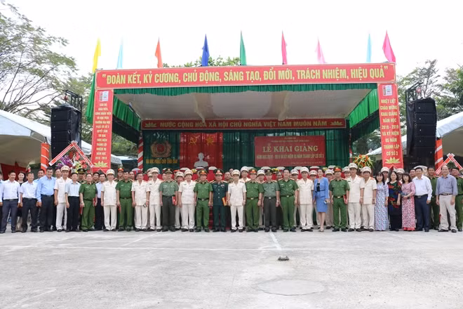 Các đại biểu chụp hình lưu niệm cùng Ban Giám hiệu và các giảng viên nhà trường cơ sở 3.