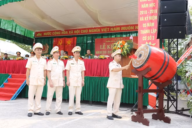 Đại tá Hiệu trưởng Lê Quang Bốn thực hiện nghi lễ đánh trống khai trường.