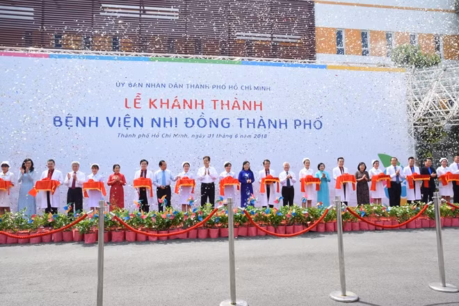 Các đại biểu cắt băng khánh thành .