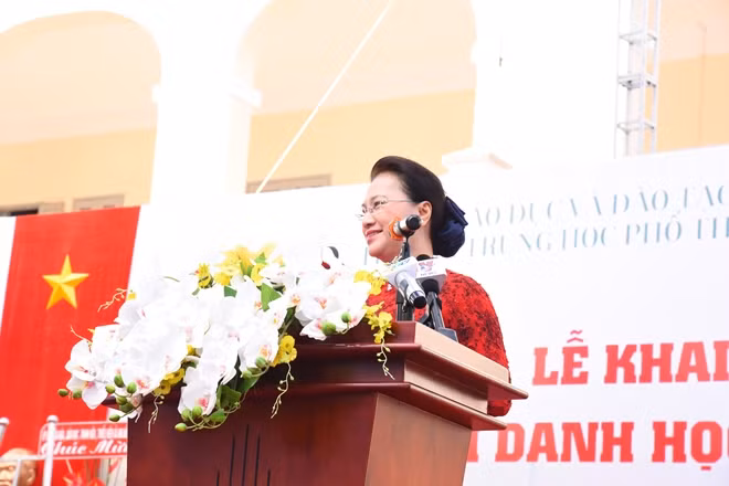 Chủ tịch Quốc hội Nguyễn Thị Kim Ngân nhắn nhủ tới học sinh nhà trường Chuyên Lê Hồng Phong: "Hãy bắt đầu năm học mới bằng niềm hứng khởi, say mê".