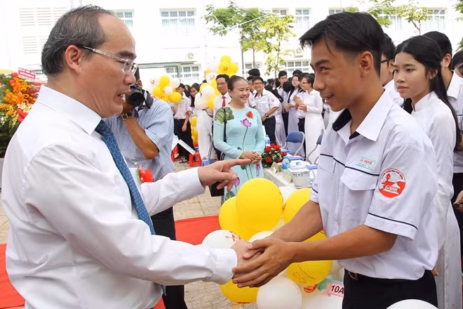 Bí thư Thành uỷ Nguyễn Thiện Nhân chúc mừng các em học sinh có thành tích xuất sắc trong năm học vừa qua tại THPT Gia Định.
