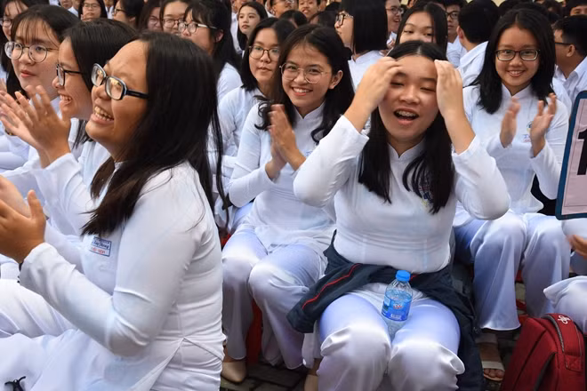 1755 học sinh của trường THPT Chuyên Lê Hồng Phong háo hức có mặt từ sáng sớm.