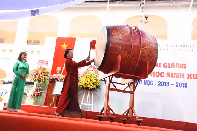 Chủ tịch Quốc hội Nguyễn Thị Kim Ngân đánh trống khai trường tại lễ khai giảng THPT Chuyên Lê Hồng Phong.