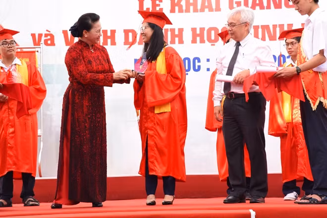 Lễ vinh danh và khen thưởng 50 học sinh xuất sắc nhất của THPT Chuyên Lê Hồng Phong.