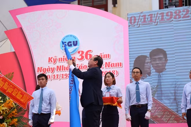 Thừa uỷ quyền của Chủ tịch nước, ông Huỳnh Công Hùng- Phó GĐ Sở nội vụ TPHCM, Trưởng Ban Thi đua-khen thưởng lên gắn "Huân chương Lao động hạng Ba" lên lá cờ truyền thống của trường ĐH Sài Gòn.
