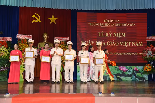 Thiếu tướng Đặng Văn Đoài lên trao tặng cho các cá nhân được nhận "Kỉ niệm chương vì sự nghiệp giáo dục" của Bộ GD-ĐT.