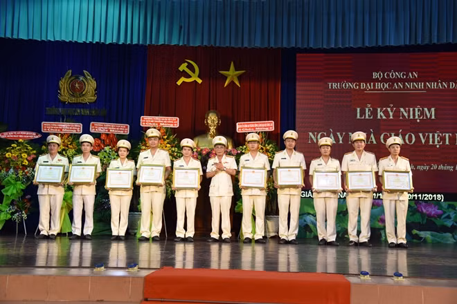 Các cá nhân được nhận được Bằng khen của Bộ công an về thành tích đóng góp trong phong trào "Vì an ninh tổ quốc".