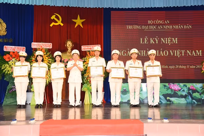 7 cá nhân giảng viên được công nhận là giảng viên giỏi cấp Bộ.